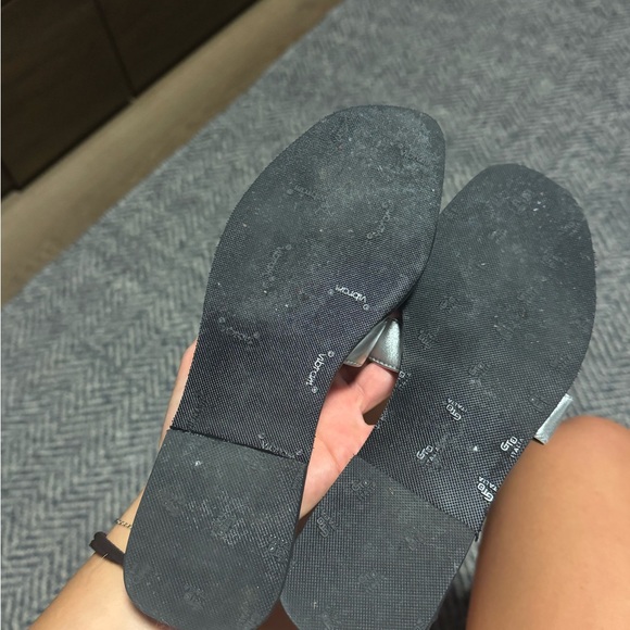 Hermes Oran Silver Slide Sandals
Eu 38 - Picture 4 of 9